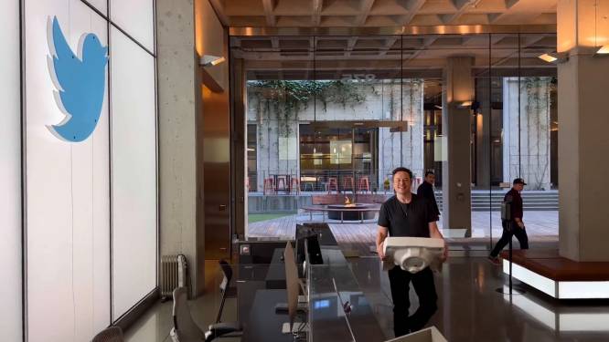 Musk noemt zich nu ‘Chief Twit’ en loopt met wastafel hoofdkantoor Twitter binnen