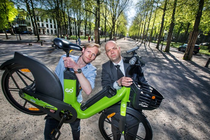 Chris van der Helm (L) en Frans de Graaf vinden de deelfietsen maar niks.