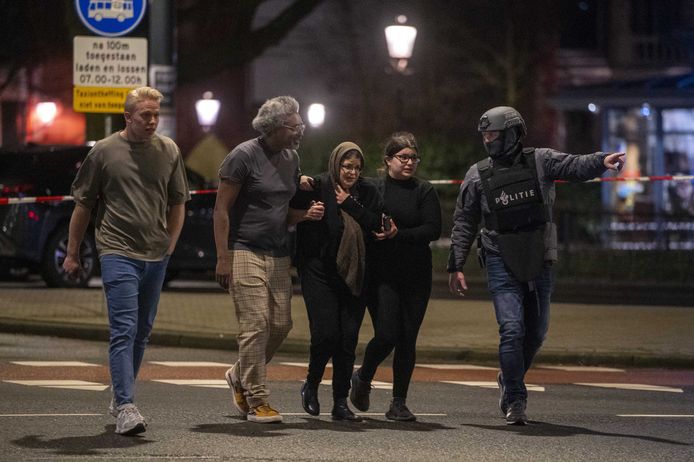 Mensen worden weggeleid door een politieman bij het Leidseplein in het centrum van Amsterdam.