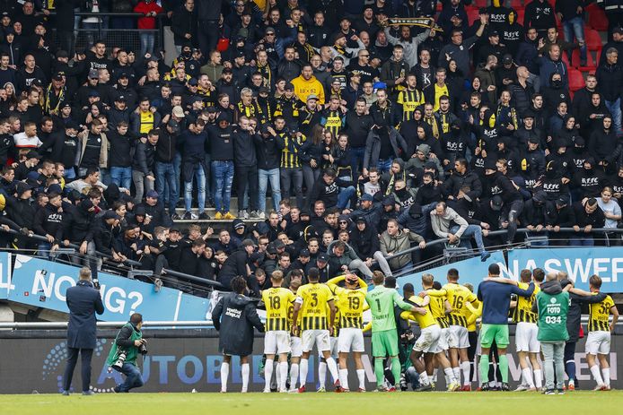 De tribune met hossende Vitesse supporters bezwijkt.