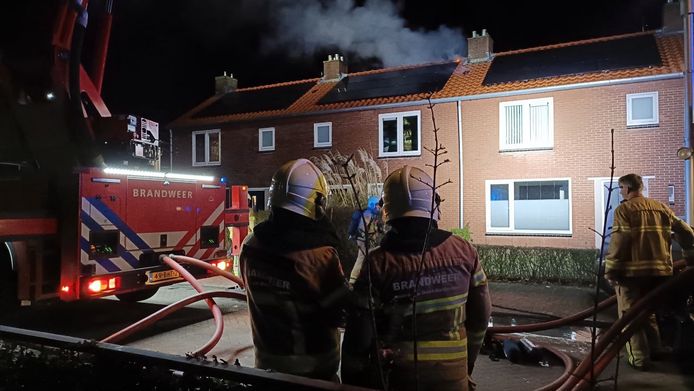 De vlammen sloegen even later uit het dak van de woning aan de Piersonlaan in Doetinchem. De brandweer kon de brand blussen maar bewoners moesten de nacht elders doorbrengen.
