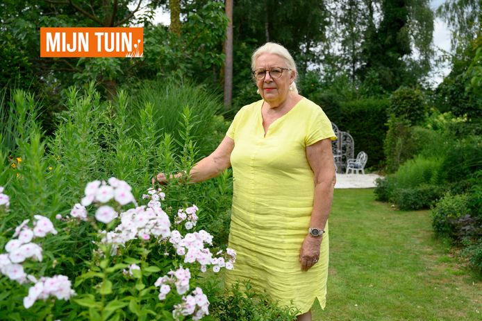 Maria Puttemans in haar romantische tuin in Halle-Zoersel.