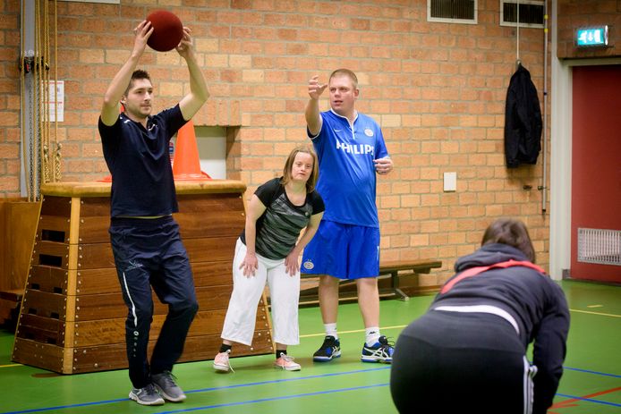 Jelle Versluis (l) probeert senioren, werklozen en verstandelijk gehandicapten over te halen om te gaan sporten.