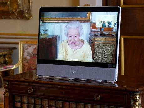 Koningin Elizabeth virtueel weer aan het werk na ziekenhuisopname