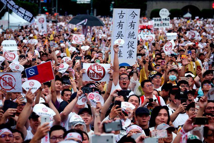 Tienduizenden Taiwanezen hebben vandaag zware regen getrotseerd voor een betoging tegen pro-Chinese "rode" media en de Chinese invloed op de Taiwanese democratie.