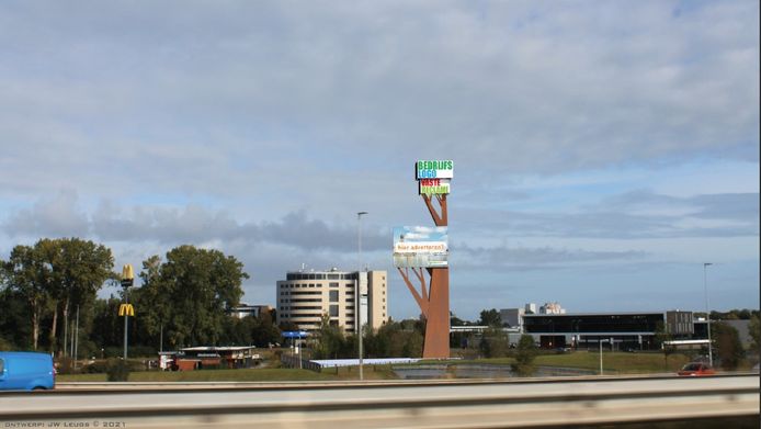 Zo zouden de reclamemasten langs de A1 in Deventer er in eerste instantie uit gaan zien. Maar dit idee ging al snel van tafel. En nu heeft de gemeenteraad er helemaal een stokje voor gestoken.