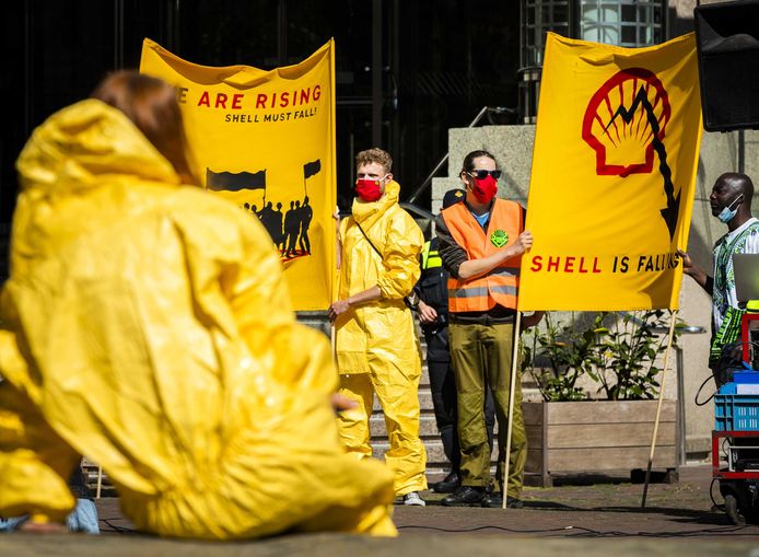 Actievoerders van Code Rood demonstreren bij het hoofdkantoor van Shell.