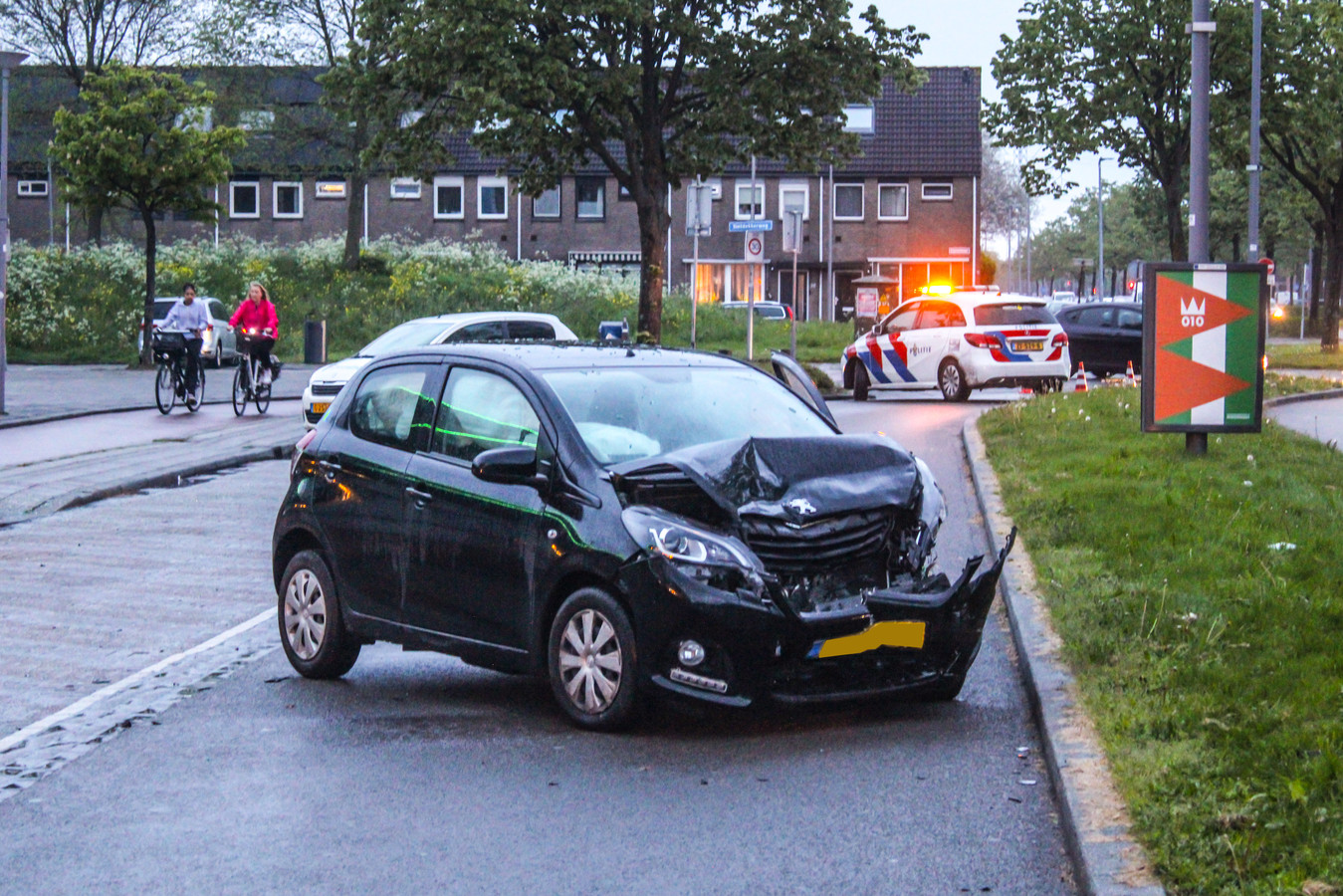 Dronken automobilist knalt op geparkeerde auto in Prins-Alexander ...