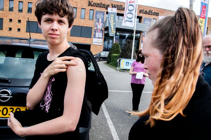 Moeder Hanneke monstert de arm van Kyan waarin zojuist een shotje Pfizer is beland. Dochter Yente blijft even nog wat beduusd op de achtergrond.