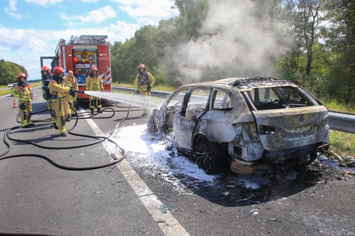 Auto in vlammen op op de A67.