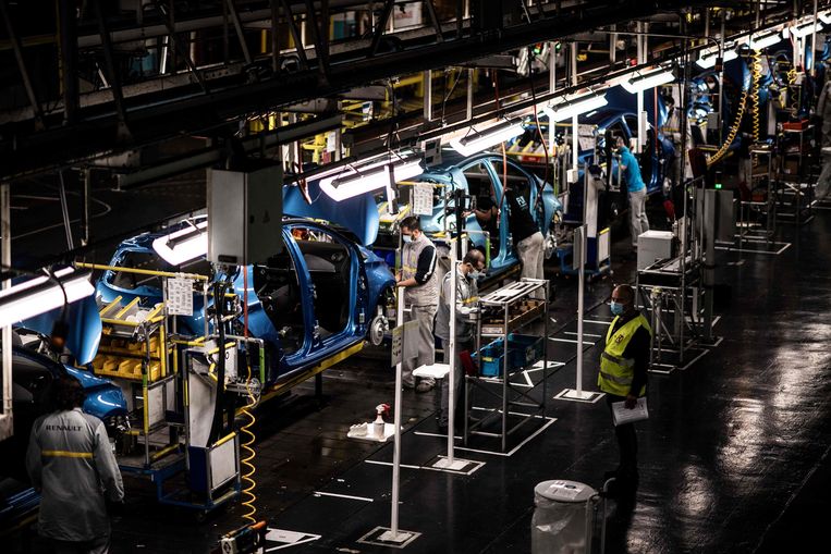 De productie van de elektrische Renault Zoe in de fabriek in Flins-sur-Seine, ten westen van Parijs. Beeld AFP