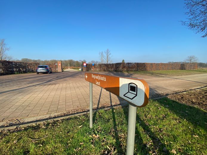 Volgens de buurtbewoners leken het meer dan 100 jongeren te zijn die vanuit alle hoeken kwamen.