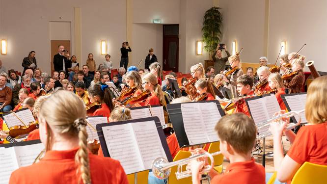 Zwolse kinderen spelen en zingen samen Kindermuziekweeklied in Doe Maar Mee Bands