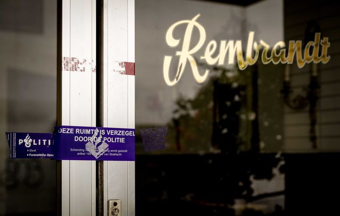 De deuren van het Arnhemse hotel waren na de moord verzegeld door de politie.