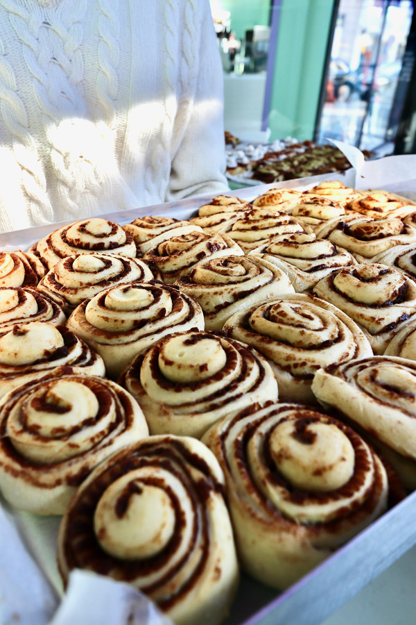 RESTOTIP Have A Roll, kleurrijke en veganistische cinnamon rolls Foto hln.be