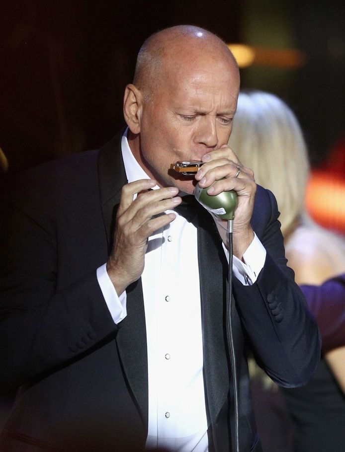 Bruce Willis speelt mondharmonica tijdens 'The Roast of Bruce Willis'.