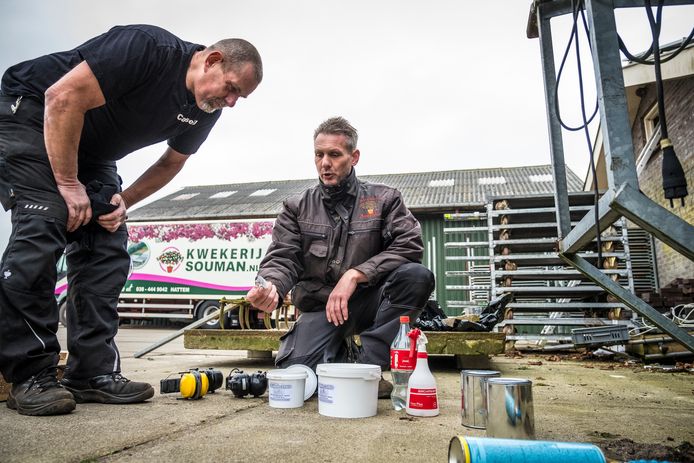 Jan Souman (rechts) legt uit hoe het carbidschieten in z’n werk gaat.