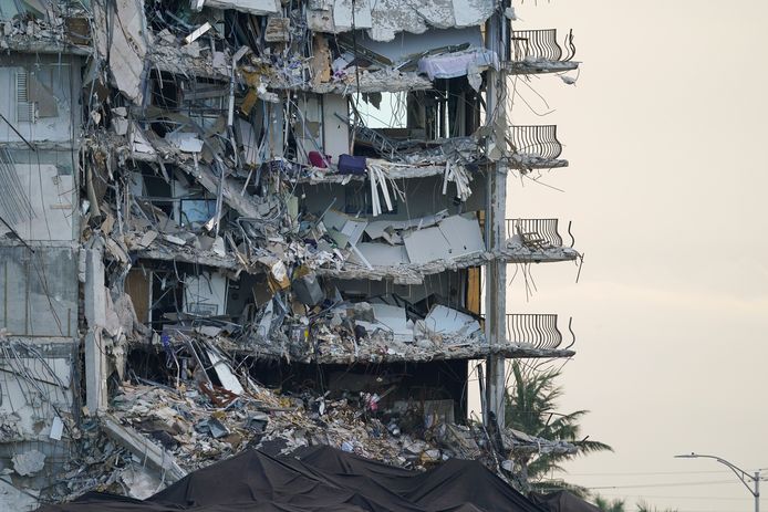 De ingestorte Champlain Towers South in Miami op archiefbeeld van vorig jaar.