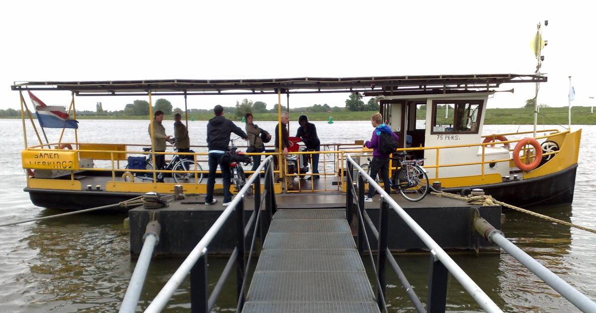 Drielse Veer gaat weer varen; veerstoep door zakkend hoogwater weer bereikbaar