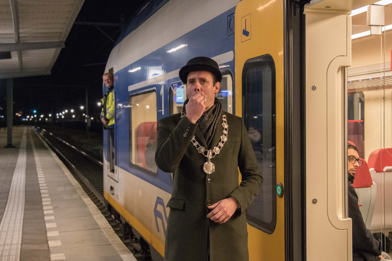Burgemeester Harm-Jan van Schaik fluit de eerste spitstrein weg, eind 2019.