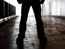 Vier mannen vallen Hagenaar (26) uit het niets aan en beroven hem van zijn spullen