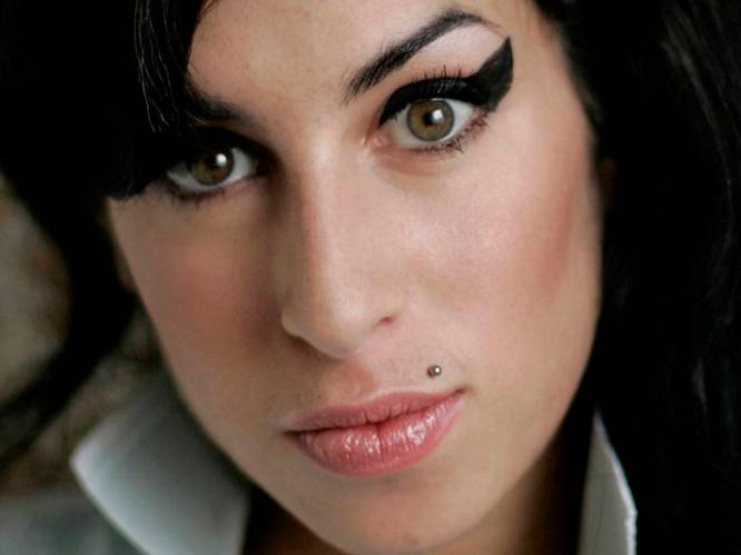 Cocaïne, eetstoornis en suikerspinkapsel: het bewogen leven van Amy Winehouse onder de loep