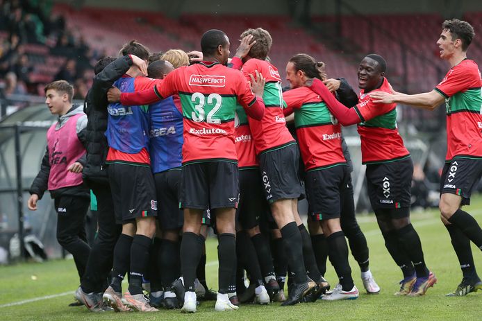 Spelers van NEC vieren feest na winst op Roda JC.