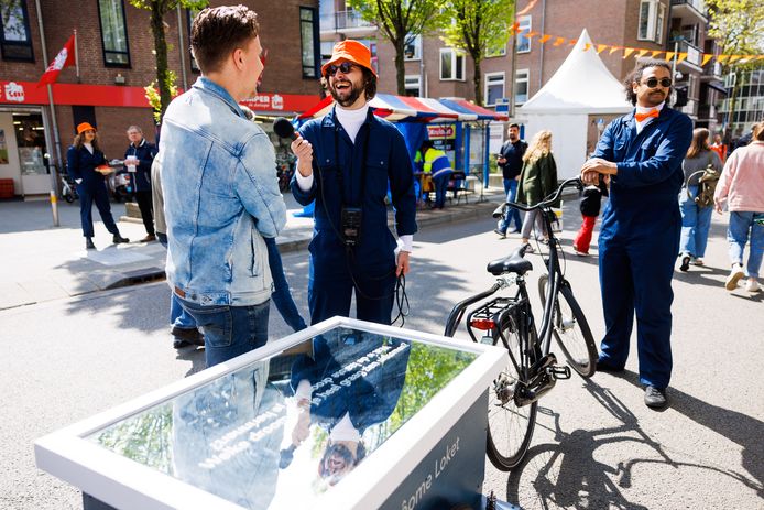 Het Drôome Loket op de braderie aan de Korvelseweg in Tilburg. ,,Mensen blijken hun dromen graag te delen.’’