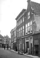 De Ziekenverpleging begon 1886 in een groot herenhuis aan de Wijnstraat (het tweede huis van rechts).