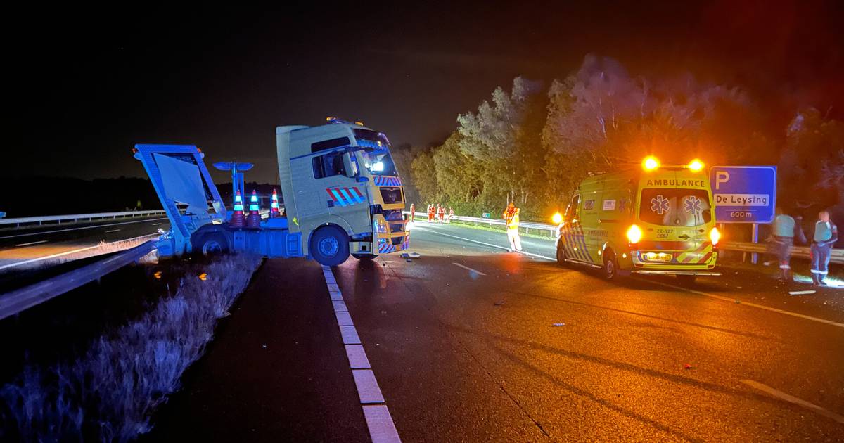 Vrachtwagenchauffeur raakt gewond bij botsing tegen pijlwagen op A67 bij Liessel - Eindhovens Dagbla