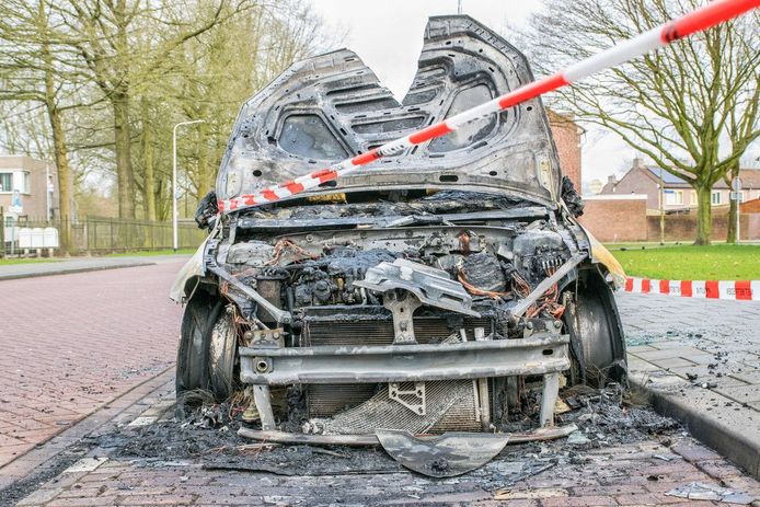 De uitgebrande auto in Tilburg