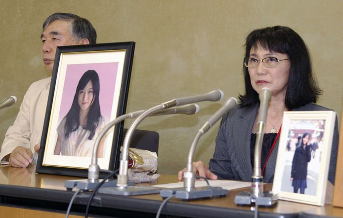 Yukimi Takahashi, de mama van Matsuri, het meest recente bekende geval van 'karoshi'. Links zit haar advocaat, Hiroshi Kawahito. De jonge Matsuri klopte meer dan 100 overuren per maand en bekocht het met haar leven.