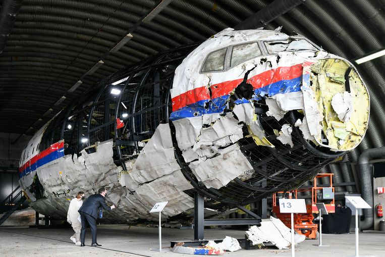 De resten van het vliegtuigwrak MH17 worden geïnpecteerd in het kader van het onderzoek naar de toedracht. Beeld Piroschka van de Wouw / Reuters