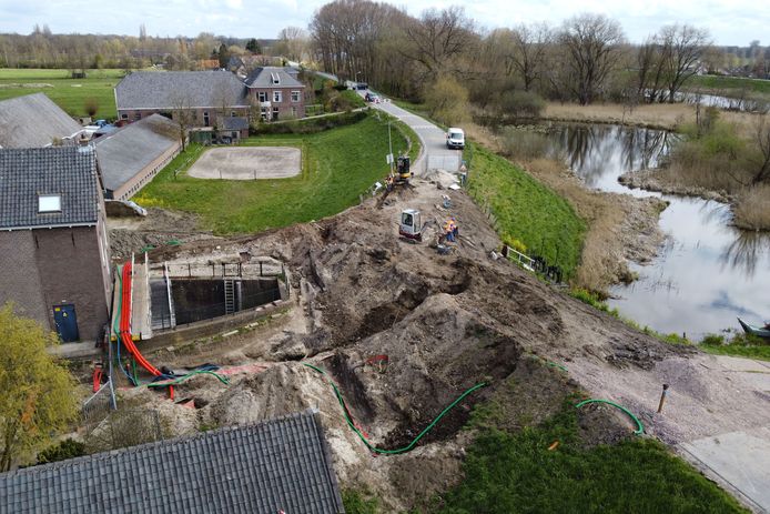 De Lingedijk is tussen Arkel en Kedichem afgesloten.