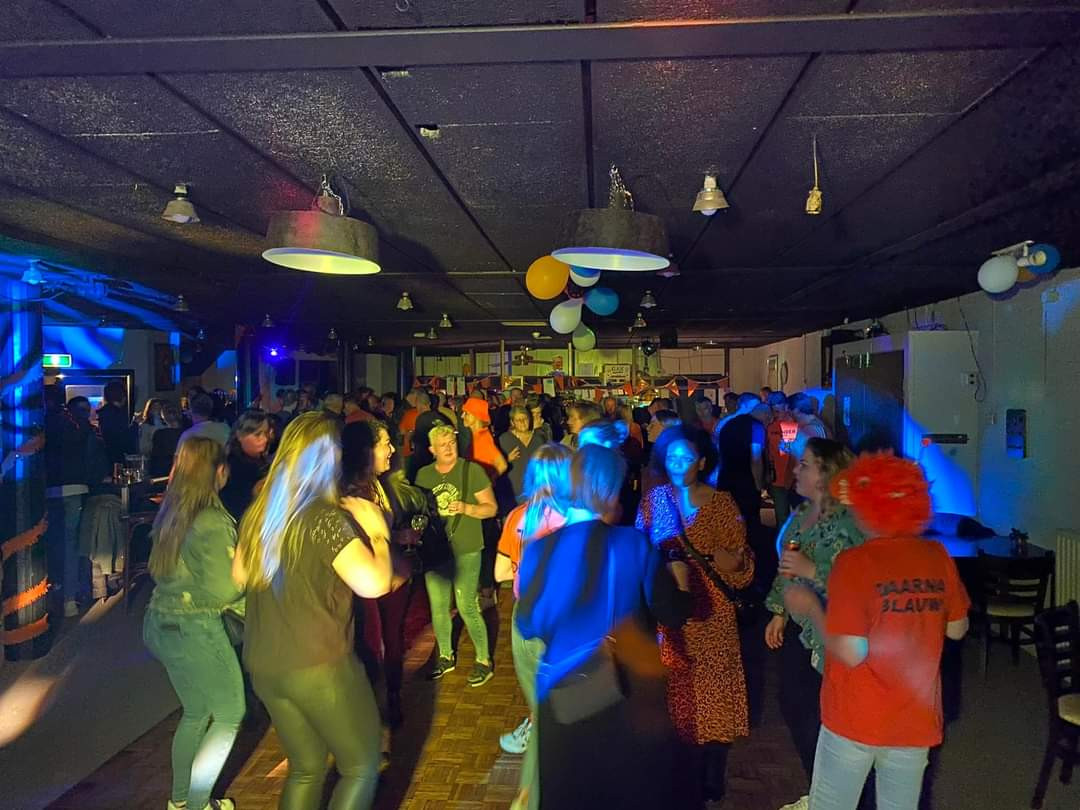 Regels draaien oud en nieuwfeest in dorpshuis de nek om ‘In de kroeg