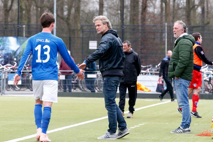 Mark Verkuyl (midden) zit ondanks een succesvolle tijd bij Kampong na de zomer niet meer op de bank bij de Utrechtse hoofdklasser.