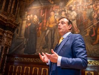 Exclusieve preview in vernieuwd stadhuis, met Bart De Wever als gids: vanop ‘t Verlicht Verdiep zie je nu zelfs de adelaar op het dak