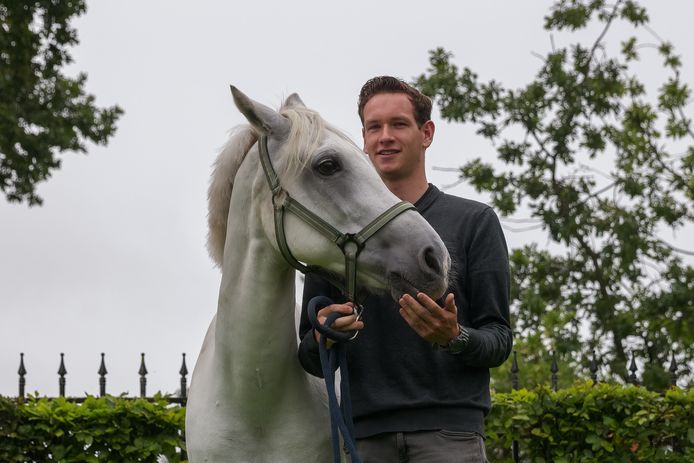 Jordy Reuvers en zijn pony Boy presteren erg goed en doen mee aan het NK mennen.