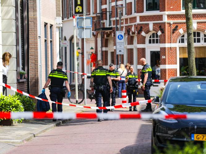 Verwarde naakte man in Apeldoorn ‘vraagt om sigaretje’, agente raakt vervolgens gewond