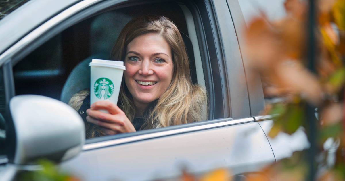 Geen Hamburger Maar Koffie Bestellen Vanuit De Auto Starbucks Opent Twee Drive Thru S In Ons Land Koken Eten Ad Nl