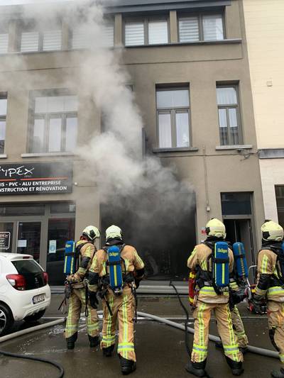Schrijnwerkerij in Jette uitgebrand: vier bewoners van aanpalend flatgebouw bevangen door rook
