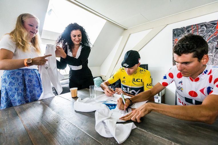 Froome en Warren Barguil signeren shirts. Beeld Jiri Buller / de Volkskrant