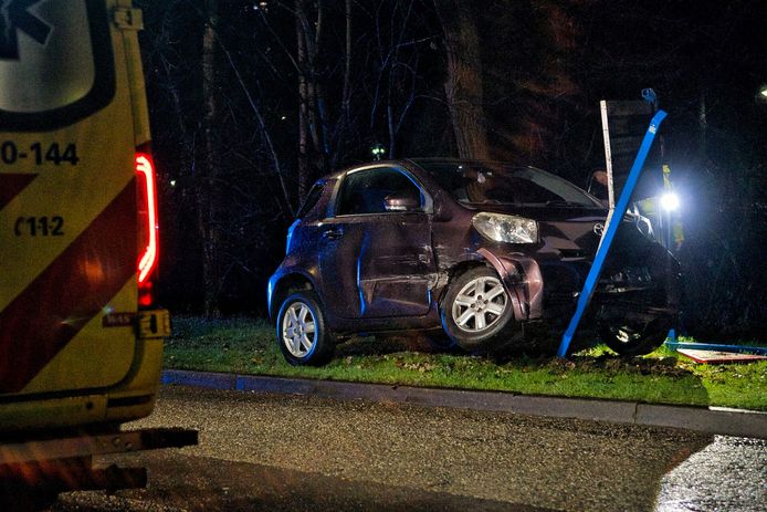 In Bergen op Zoom botsten twee auto’s tegen elkaar. Een auto kwam in de berm tot stilstand.