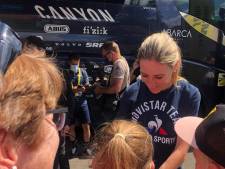 Annemiek van Vleuten deelt relaxed handtekeningen uit voor start laatste etappe Tour de France Femmes