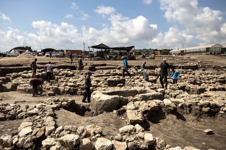 Archeologen tussen de opgegraven restanten van de stad die En Ensur is gedoopt.  Beeld AP