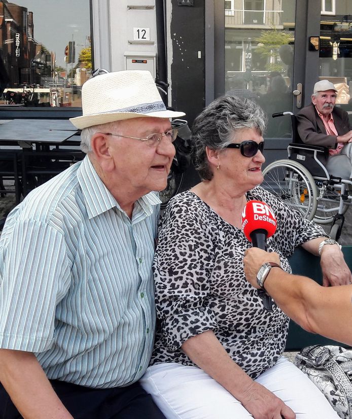 Piet Gelens uit Zevenbergen en zijn vriendin Correke worden geïnterviewd door de krant.