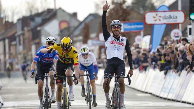 Tim van Dijke schiet uit klikpedaal en moet Molano voor laten gaan in GP Denain