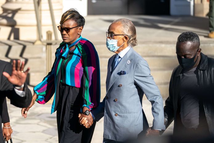 Eerwaarde Al Sharpton, een vooraanstaand mensenrechtenactivist, met Wanda Cooper-Jones en Marcus Arbery, de ouders van Ahmaud.