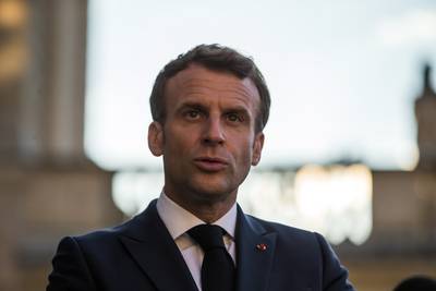 Macron roept farmabedrijven op om 10 procent vaccindosissen aan arme landen te schenken