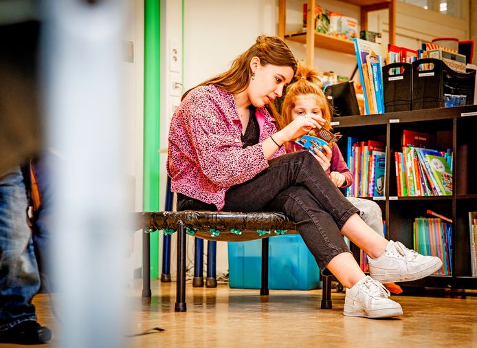 Yente Verbeek (17) loopt een dagje mee op de ZON-school in Dordrecht.